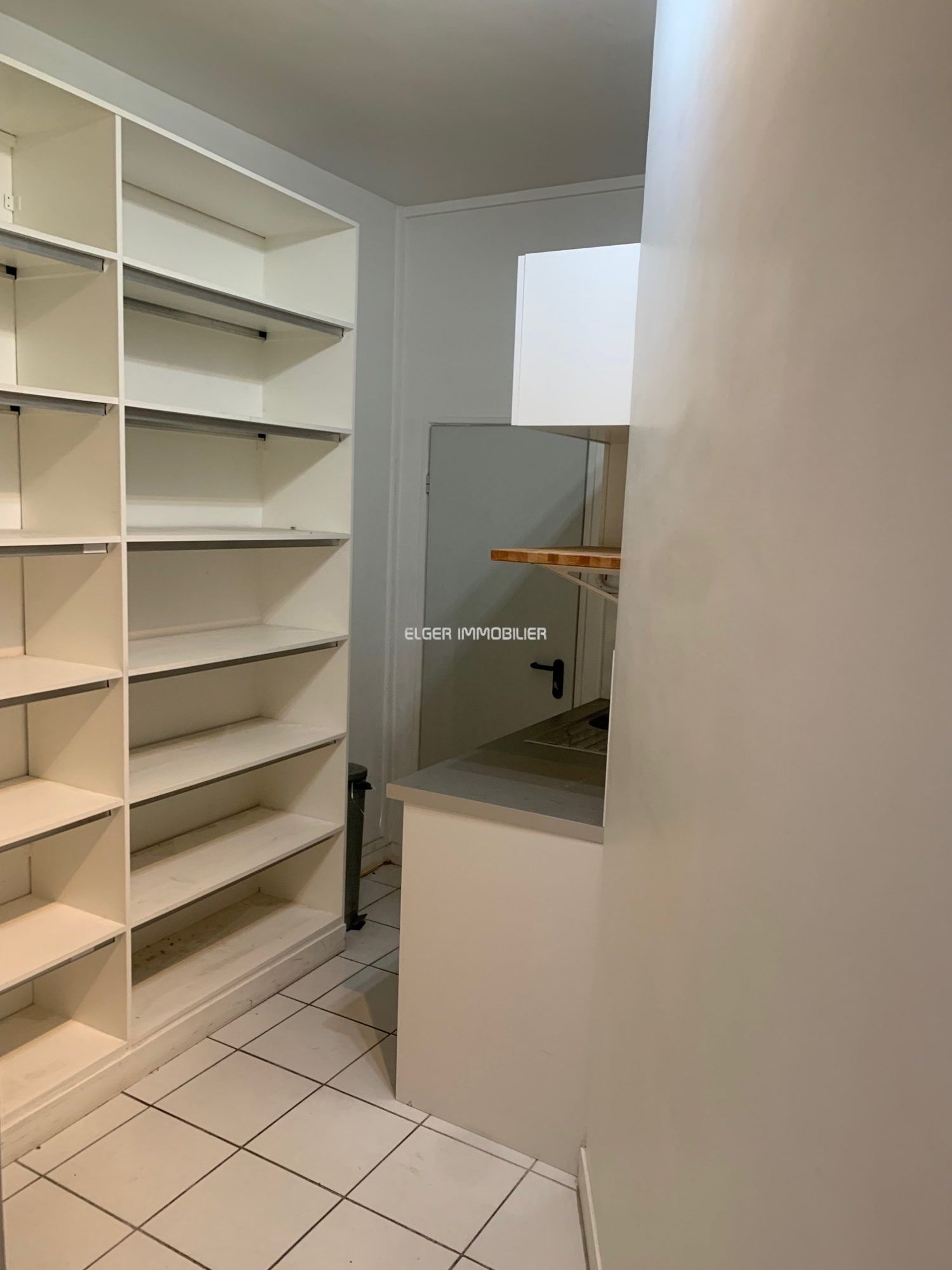 activity premises for sale on Paris (75015)