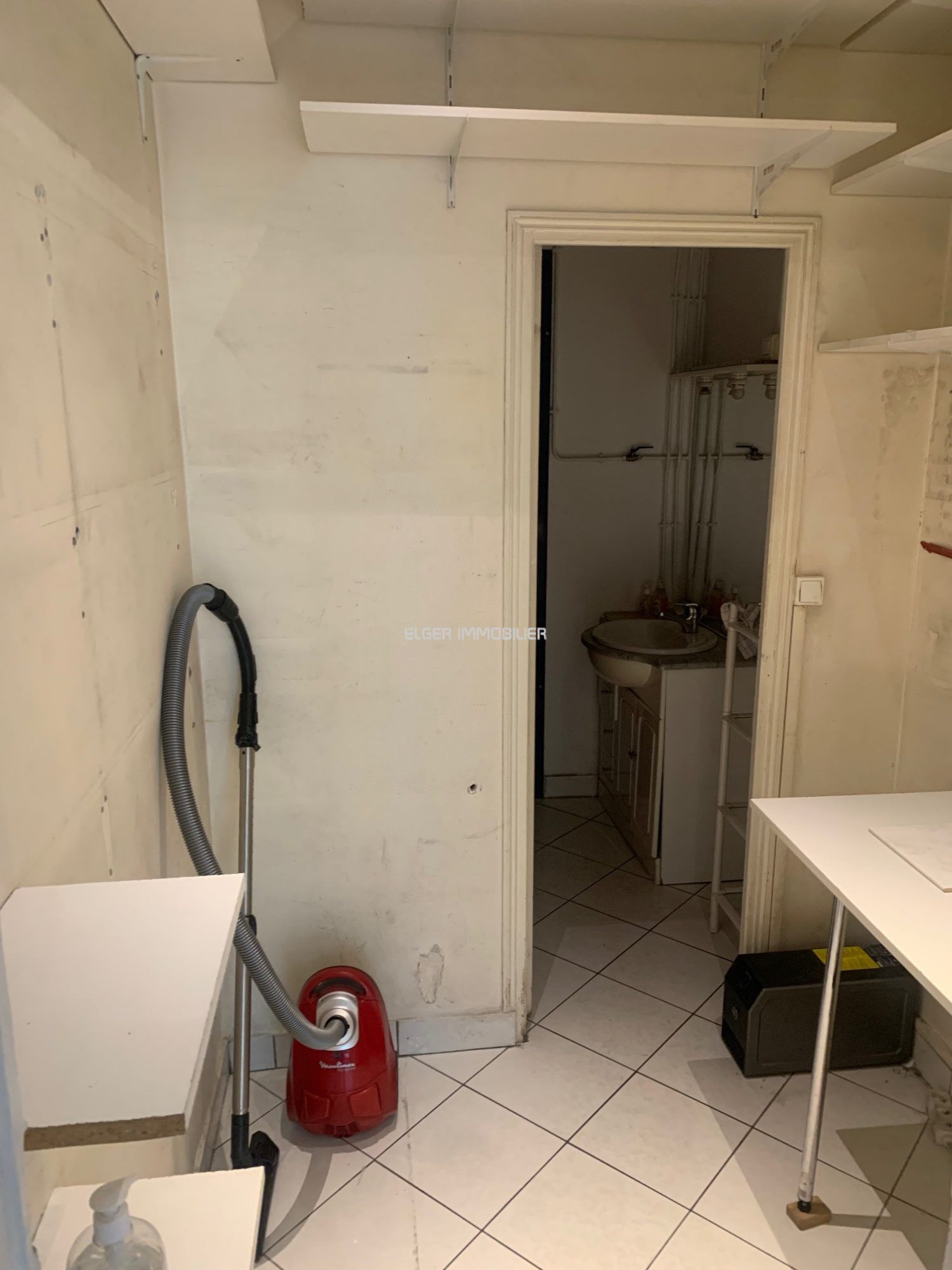 activity premises for sale on Paris (75015)