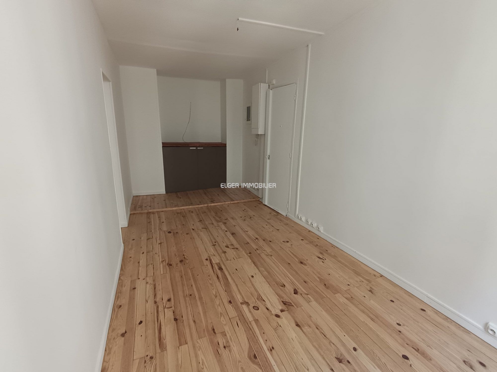 activity premises 2 Rooms for rent on Paris (75008)