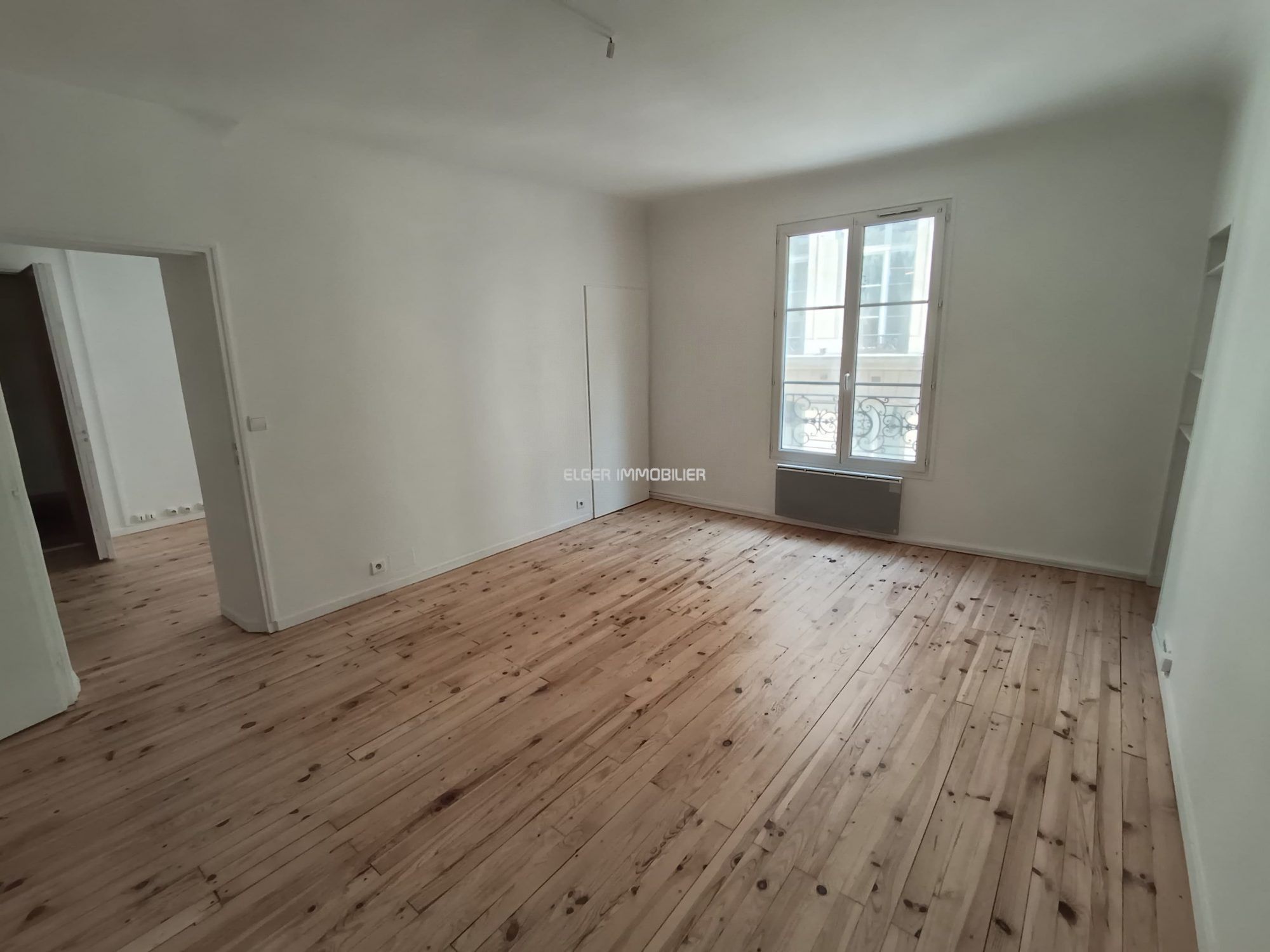 activity premises 2 Rooms for rent on Paris (75008)