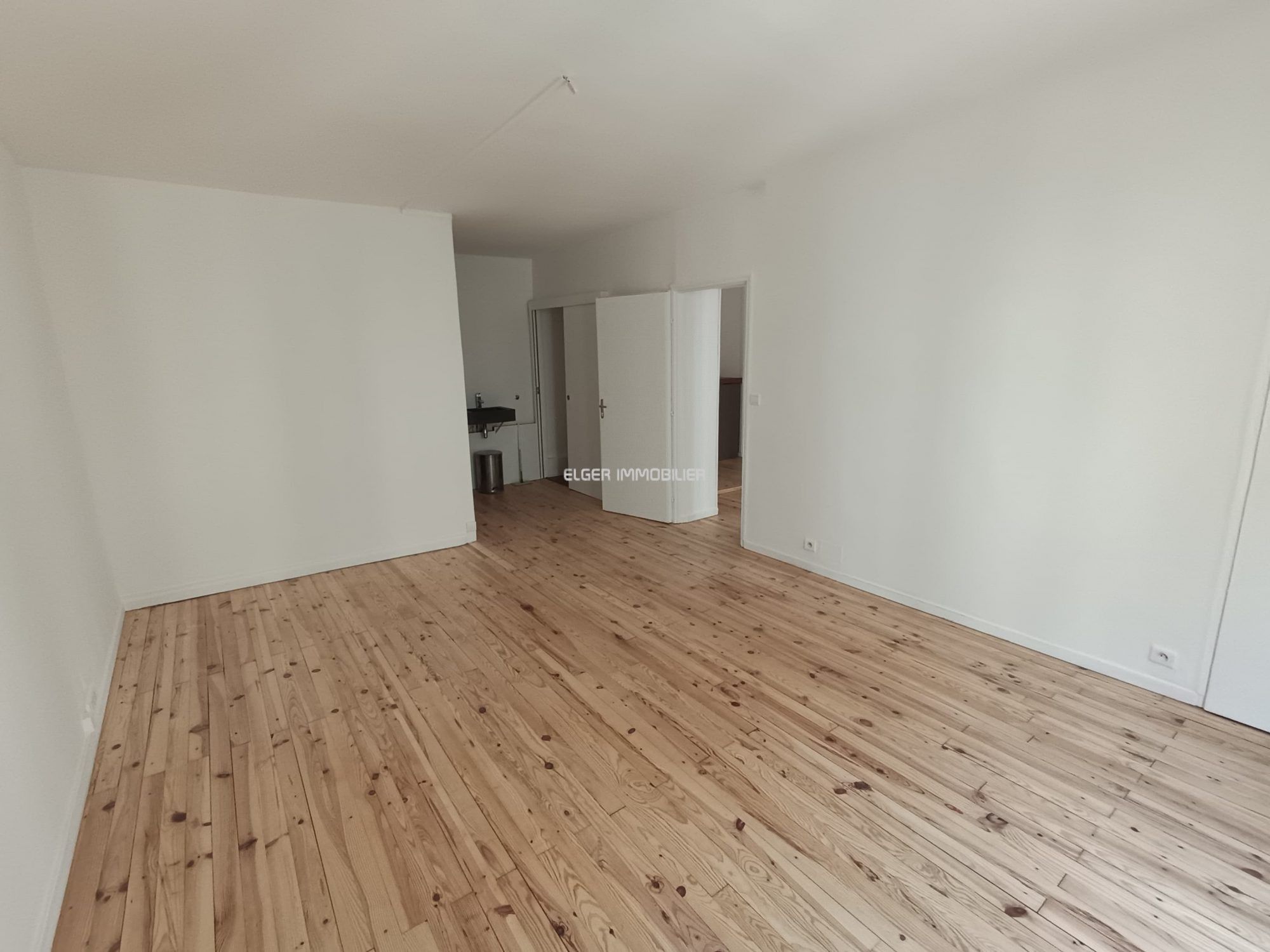 activity premises 2 Rooms for rent on Paris (75008)
