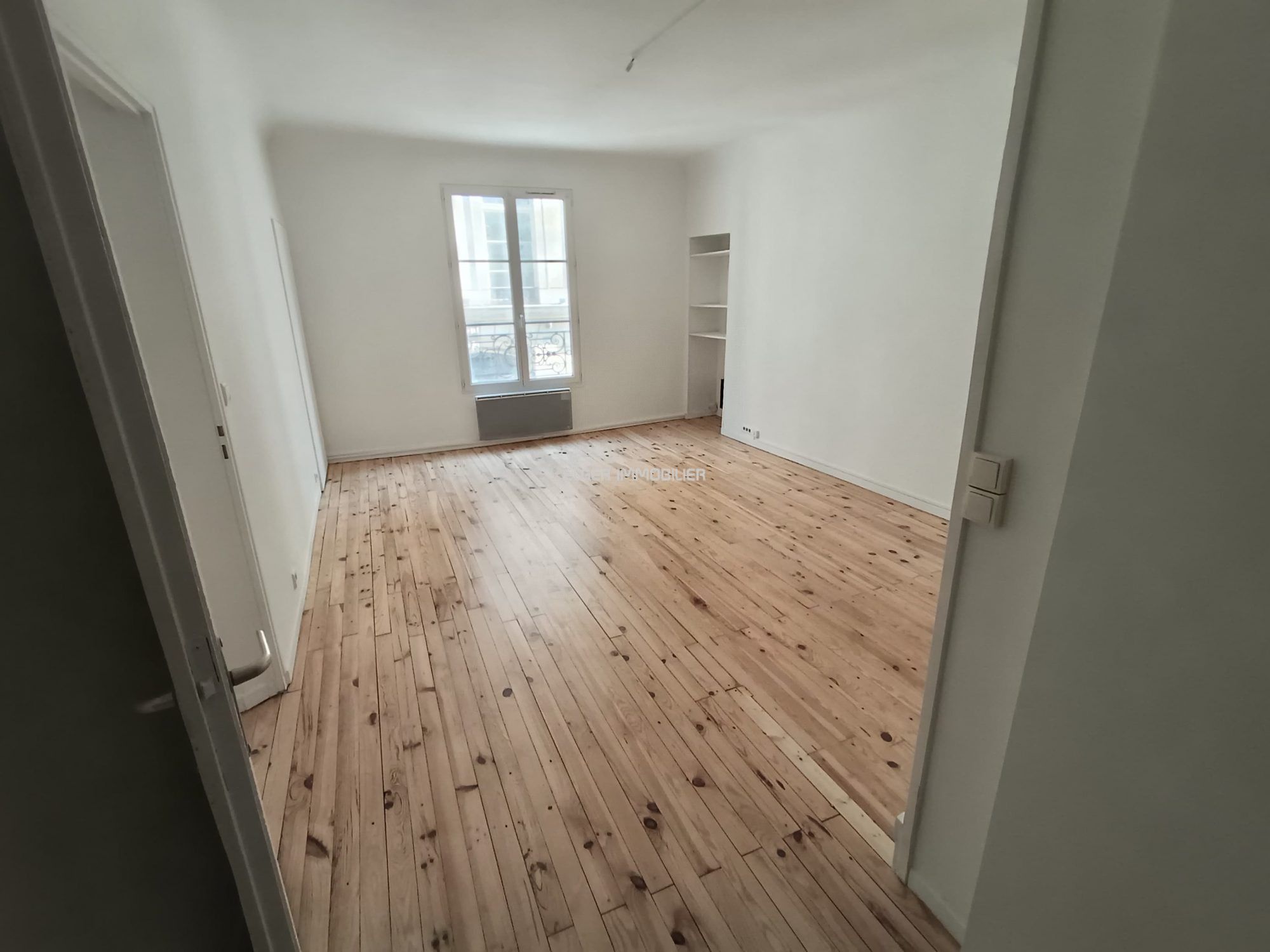 activity premises 2 Rooms for rent on Paris (75008)