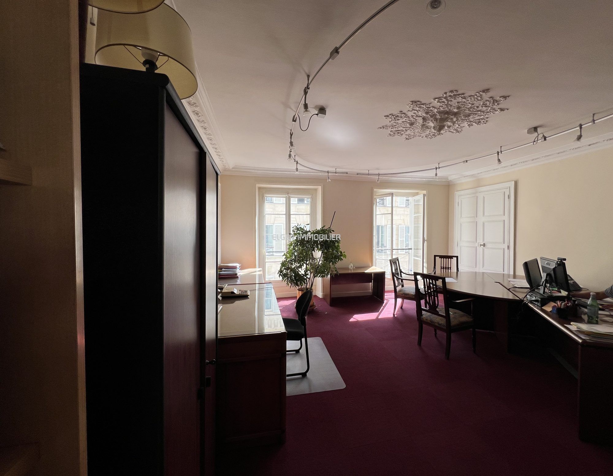business premises 5 Rooms for rent on Paris (75009)
