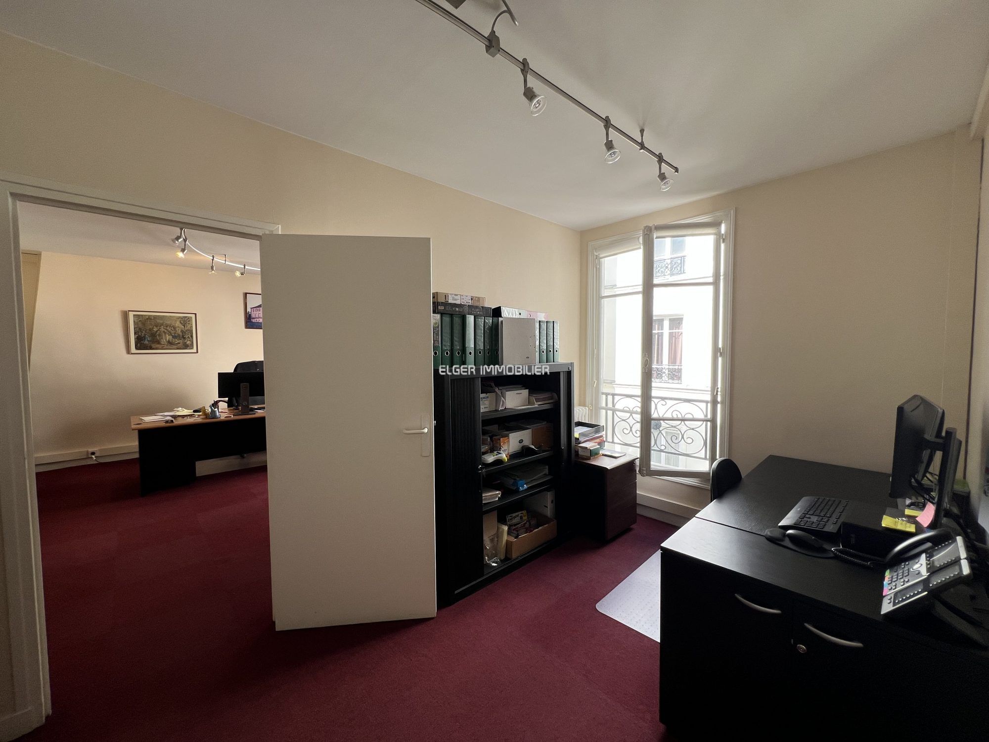 business premises 5 Rooms for rent on Paris (75009)