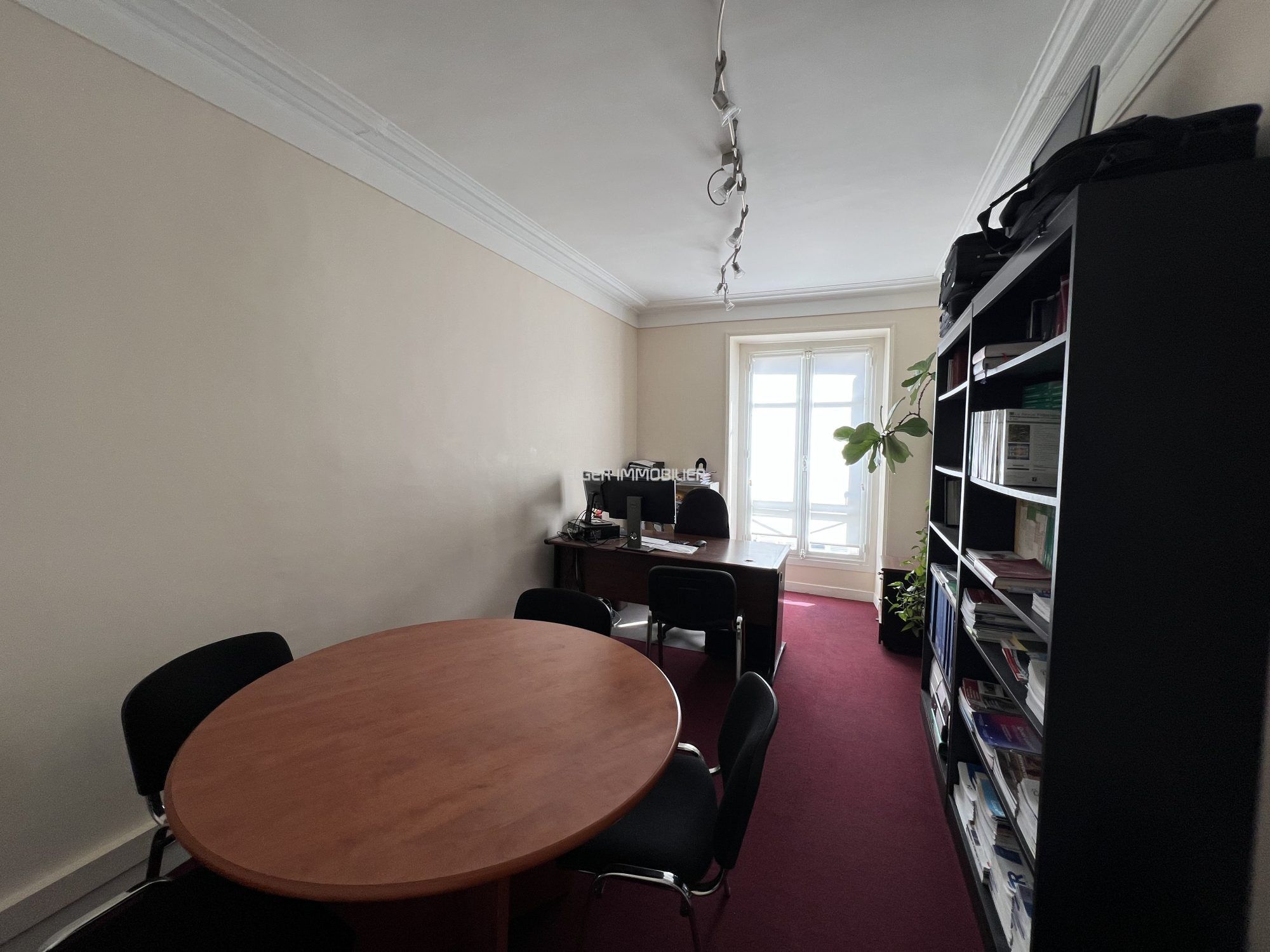 business premises 5 Rooms for rent on Paris (75009)